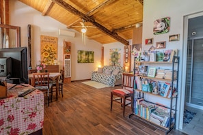 Loft, Garden View | Living area | 32-inch TV with digital channels, fireplace - Casa di Cristina (Casamaggiore)