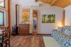 Loftsrom, hageutsikt | Oppholdsområde | En 32-tommers TV med digitale kanaler samt peis