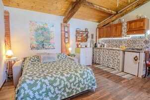 Loft, vista para o jardim | Área de estar | TV 32 polegadas com canais digitais, lareira