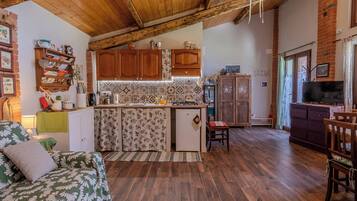 Loft, uitzicht op tuin | Privékeuken | Een magnetron, een koffiezetapparaat/waterkoker, een waterkoker