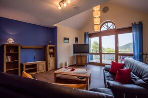 Una televisión, un reproductor estéreo