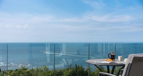 Outdoor dining - Harbour Watch – 2-Bed Sea View Apartment at Tors Park (Lynmouth)