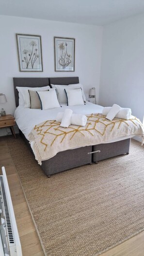 Iron/ironing board, WiFi, bed sheets - Harbour Watch – 2-Bed Sea View Apartment at Tors Park (Lynmouth)