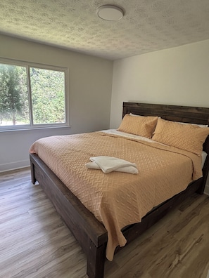 3 bedrooms, iron/ironing board, WiFi, bed sheets
