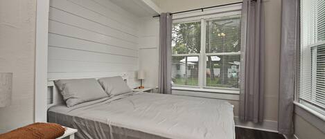 Tabla de planchar con plancha, wifi, ropa de cama