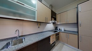 Jääkaappi, mikroaaltouuni, uuni, astianpesukone