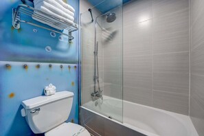 Douche, serviettes fournies, shampooing