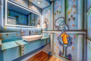 Dusche, Handtücher, Shampoo, Toilettenpapier