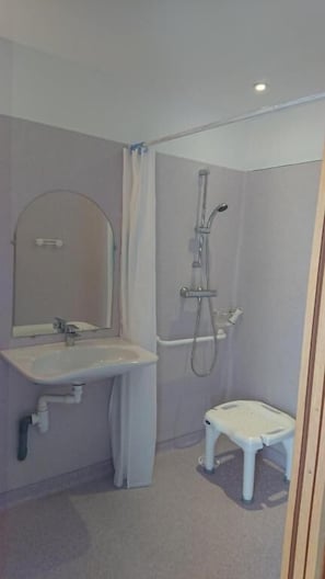Quarto casal conforto, 1 cama Queen, sinalização e notificação para pessoas com deficiência visual | Banheiro