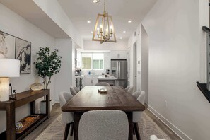 Dining - NEW 3br Luxury Townhome | Gaslamp | Balboa Park (San Diego)