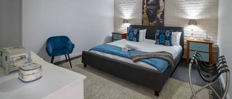 2 bedrooms, iron/ironing board, internet, bed sheets