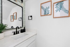 Douche, sèche-cheveux, serviettes fournies