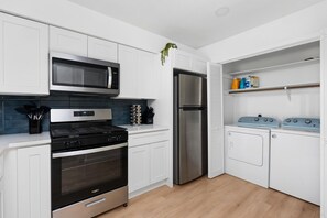 Fridge, microwave, oven, stovetop - MCM Condo Near Downtown SoCo Pet Friendly (Austin)