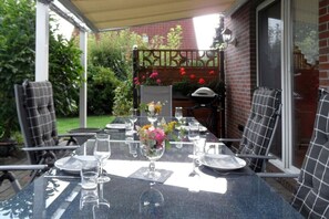 Outdoor dining - Spacious vacation home with 3 bedrooms, covered terrace, barbecue hut NaheOL (Hatten)