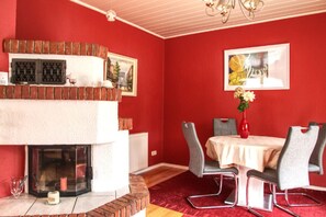 Dining - Spacious vacation home with 3 bedrooms, covered terrace, barbecue hut NaheOL (Hatten)