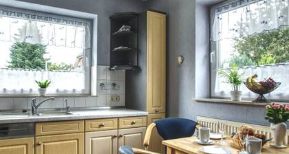 GerĂ€umiges Ferienhaus mit 3 Schlafzimmer, Ăberdachte Terrasse, GrillhĂŒtte NaheOL