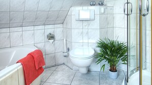 A modern bathroom with a bathtub, toilet, and shower. - Spacious vacation home with 3 bedrooms, covered terrace, barbecue hut NaheOL (Hatten)