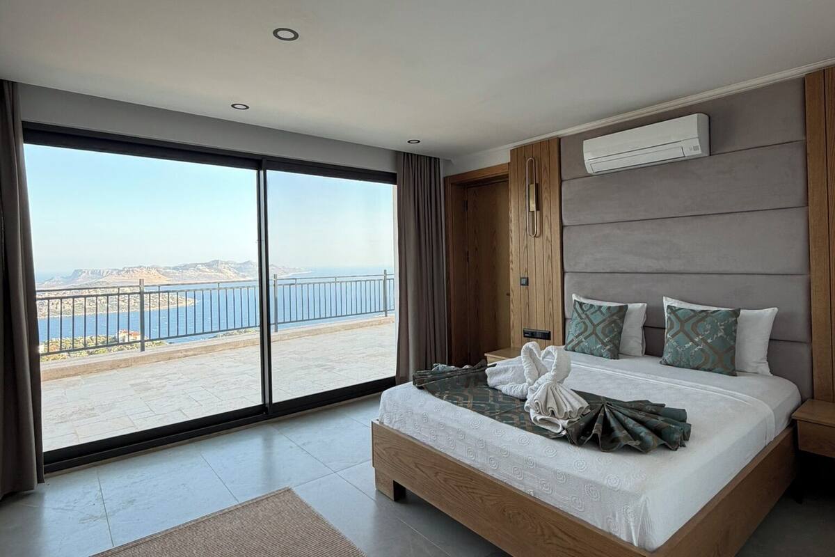 Executive Room, Sea View | Desk, laptop workspace, bed sheets