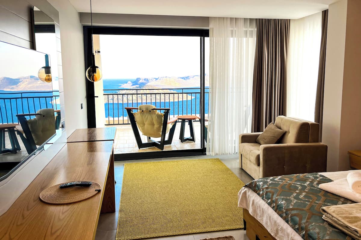 Superior Double Room, Ocean View | Desk, free WiFi