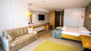 Escritorio, espacio para trabajar con laptop y ropa de cama
