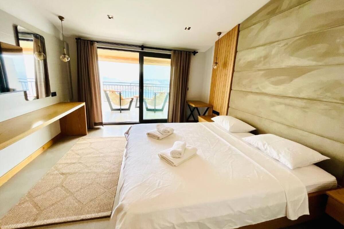 Junior Room, Non Smoking | Desk, laptop workspace, bed sheets