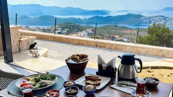 Desayuno con opciones de la cocina local todos los días (con cargo)