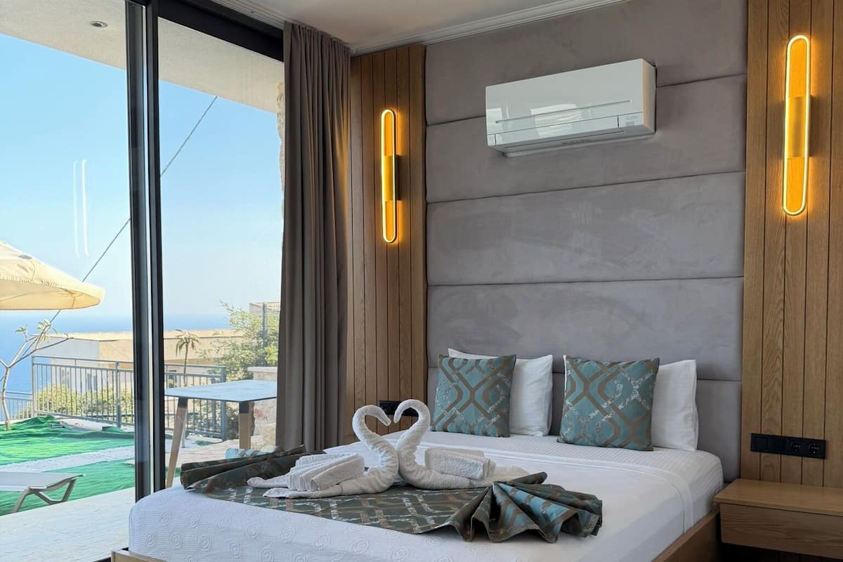 Superior Room, Sea View | Desk, laptop workspace, bed sheets