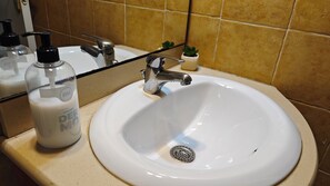 Een douche, een haardroger, handdoeken, zeep