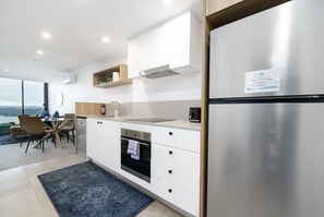 Frigorifero, microonde, forno, piano cottura