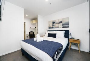 1 bedroom, desk, iron/ironing board, free WiFi - New to VRBO: Luxury 1BR Apt with Lake Views in Belconnen (Belconnen)