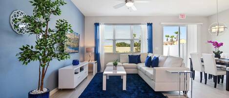 Fernseher, DVD-Player, Bücher, Stereoanlage