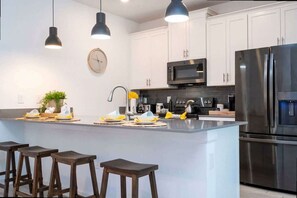 Réfrigérateur, micro-ondes, four, plaque de cuisson