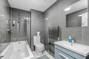 Dusche, Haartrockner, Handtücher, Seife