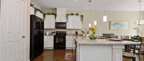 Kjøleskap, mikrobølgeovn, ovn og kokeplater