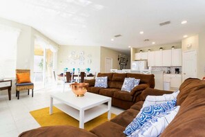 Télévision, lecteur de DVD, livres, chaîne hi-fi