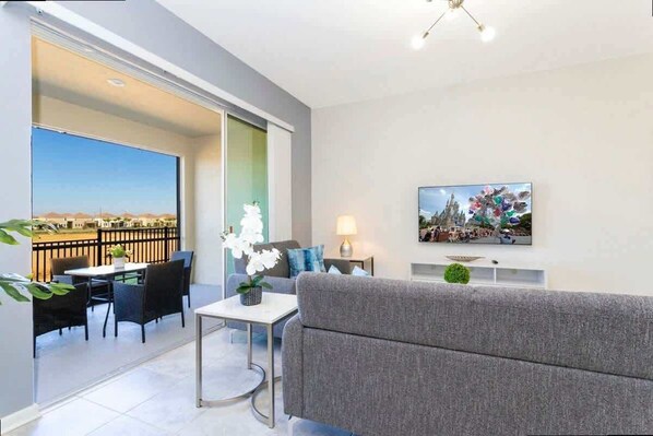 Télévision, lecteur de DVD, livres, chaîne hi-fi