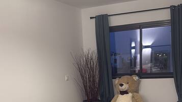 3 bedrooms, iron/ironing board, internet, bed sheets