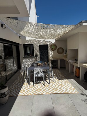 Outdoor dining - Villa des Bananiers (Baillargues)