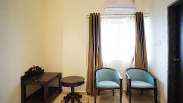Comfort Double Room | In-room dining
