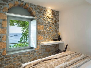 1 dormitorio, tabla de planchar con plancha, wifi y ropa de cama