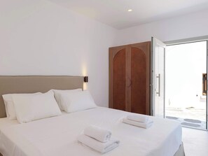 Tabla de planchar con plancha, wifi y ropa de cama 