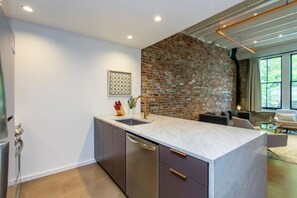 Fridge, microwave, oven, stovetop - Inventors` Loft - Luxury, Upscale, Quiet 2BD! (Philadelphia)