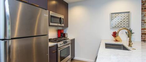 Refrigerador, microondas, horno y parrilla de estufa