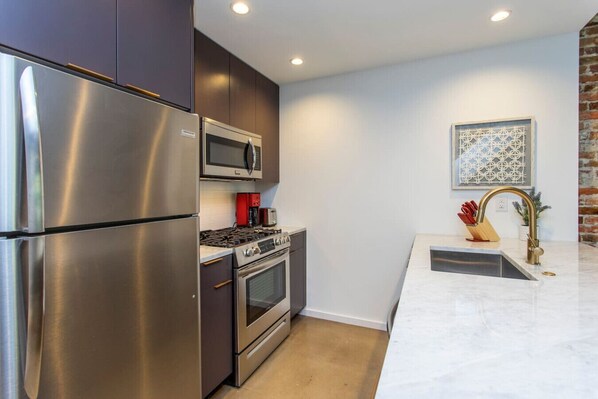 Een koelkast, een microgolfoven, een oven, een kookplaat