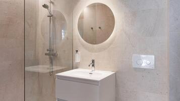 Dusche, Haartrockner, Handtücher