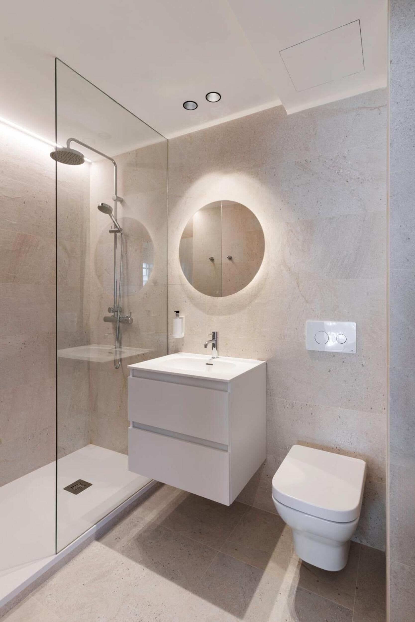 Ducha, secador de pelo y toallas