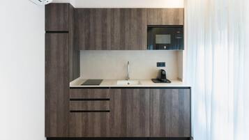 Frigorífico, microondas, placa de cocina y cafetera o tetera