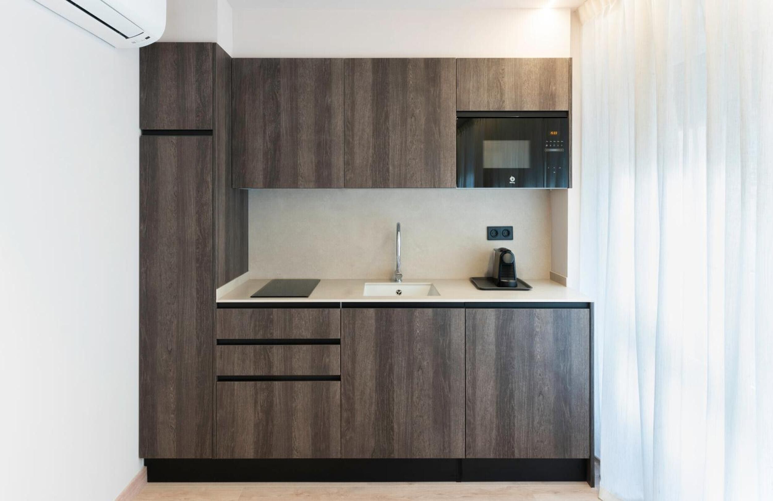 Køleskab, mikrobølgeovn, kogeplade, kaffe-/temaskine