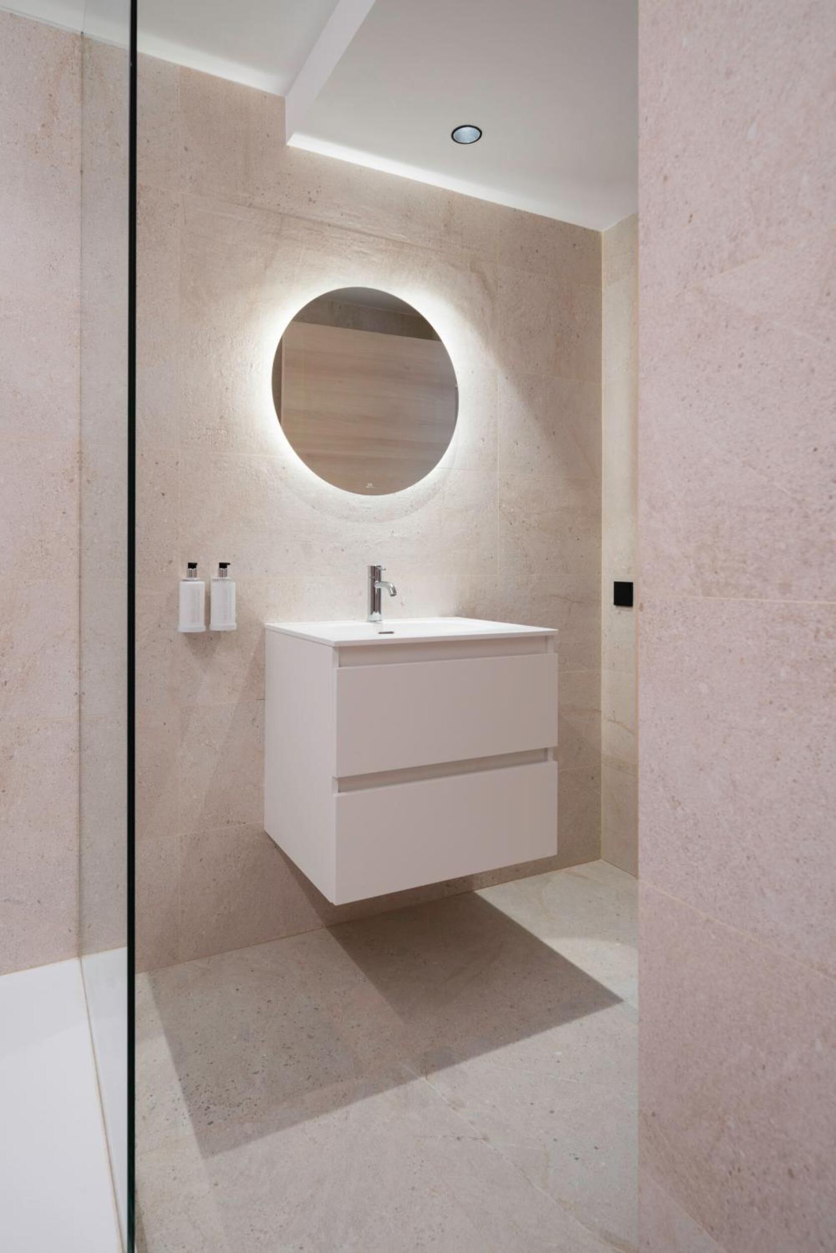 Dusj, hårføner og håndklær