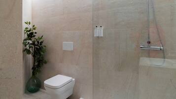 Een douche, een haardroger, handdoeken